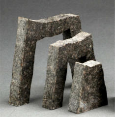 Peter Bonnen - Tre porte, delvis slebet granit, 12 cm hj