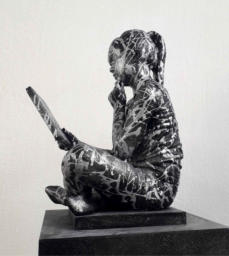 Mark Sugar - The girl with the book, Titanium, 40 cm hjMark Sugar, Italien - The girl with the book, Titanium, 40 cm hj