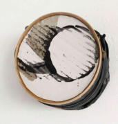 RoundAbout (Rundkrsel) 10 x 14 x 14 cm take-away madbakke, tape, akrylmaling 